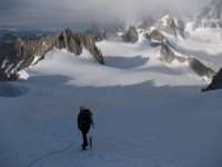 Ο ΝΙΚΟΛΑΣ ΜΕ ΦΟΝΤΟ ΤΟ ΠΑΓΕΤΩΝΑ ΠΡΟΣ ΤΟ ΔΟΝΤΙ ΤΟΥ ΓΙΓΑΝΤΑ.JPG
